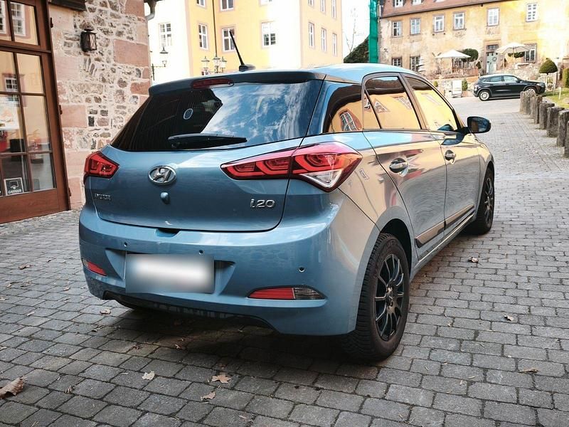 Gebraucht Hyundai i20 Passion 101 PS (74 kW) 2016 Blau Kleinwagen