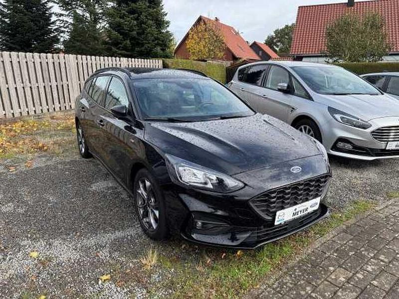 Obsidianschwarz metallic Gebraucht 2021 Ford Focus ST-Line Kombi | 18.900 € (Etwas zu teuer) - Bild 1/2