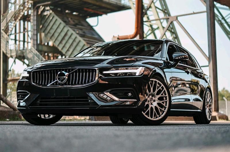 Grau Gebraucht 2018 Volvo V60 Inscription Kombi | 26.350 € - Bild 1/4