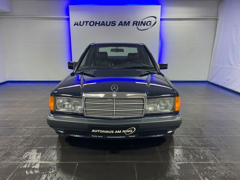 Dunkelblau Gebraucht 1991 Mercedes 190 Limousine | 18.999 € - Bild 1/4