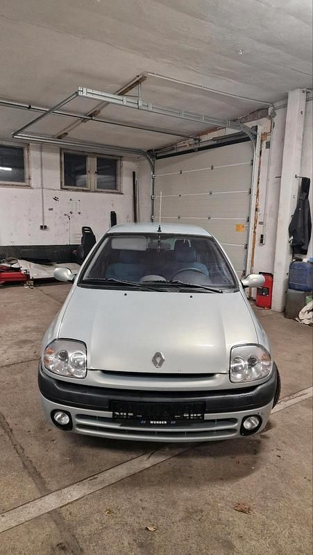 Grau Gebraucht 2000 Renault Clio II Kleinwagen | 1.500 € (Fairer Preis) - Bild 1/4