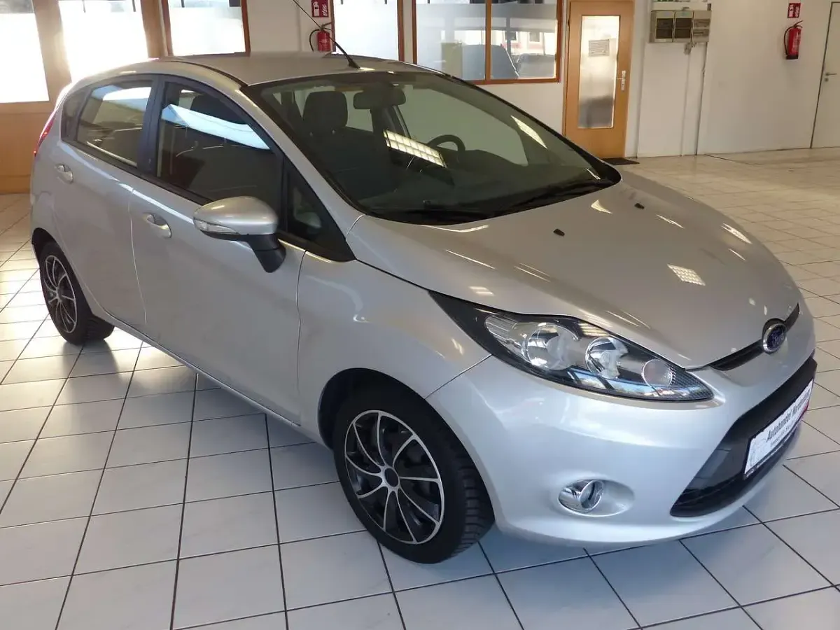 Gebraucht Ford Fiesta Champions Edition 115 PS (84 kW) 2012 Polarsilber Kleinwagen