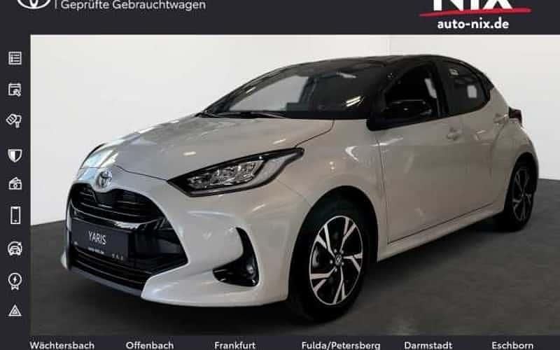 Weiß Gebraucht 2024 Toyota Yaris Hybrid Limousine | 23.990 € (Fairer Preis) - Bild 1/4