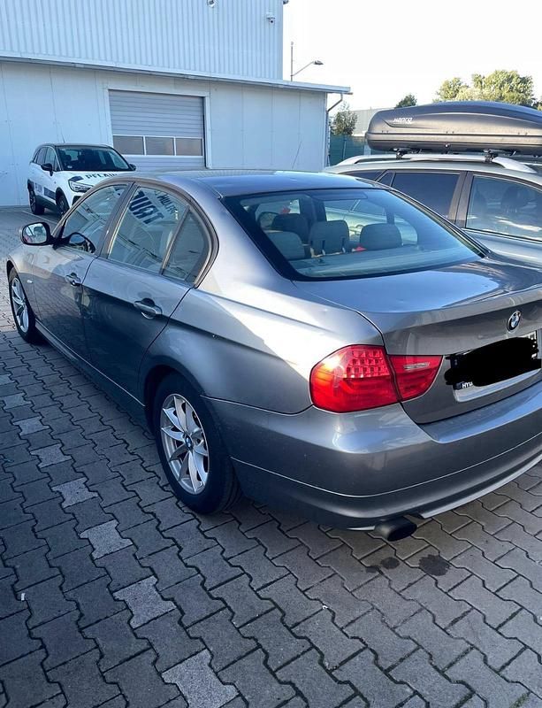 Gebraucht BMW 320 170 PS (125 kW) 2009 Grau Limousine