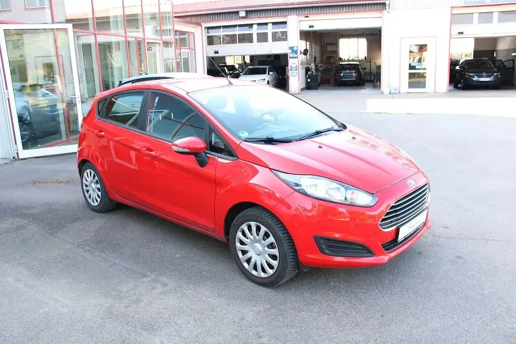 Second-hand Ford Fiesta Trend 80 CP (58 kW) 2015 Roșu Hatchback