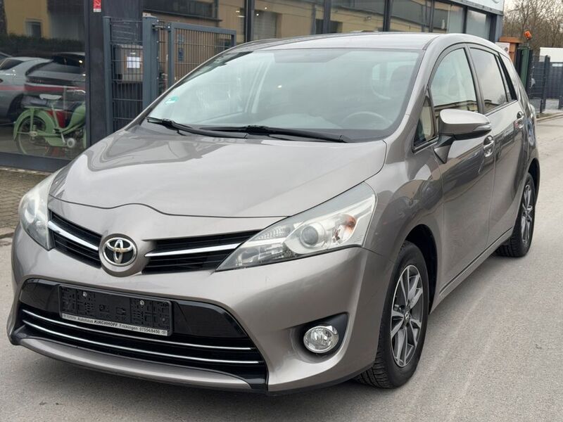 Grau Gebraucht 2014 Toyota Verso Comfort Van / Kleinbus | 9.100 € (Fairer Preis) - Bild 1/4