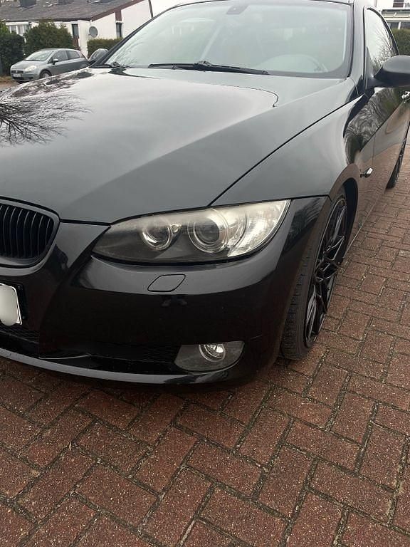 Gebraucht BMW 320 177 PS (130 kW) 2008 Schwarz Coupé