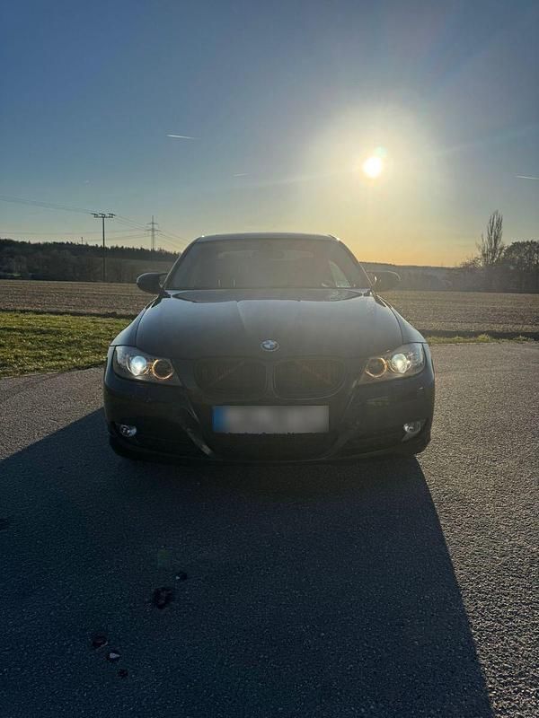 Gebraucht BMW 320 170 PS (125 kW) 2010 Schwarz Limousine