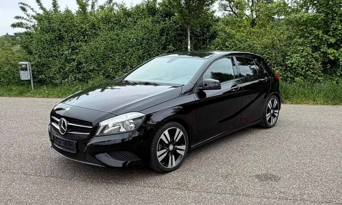 Gebraucht Mercedes A180 Urban 122 PS (89 kW) 2015 Schwarz Kleinwagen