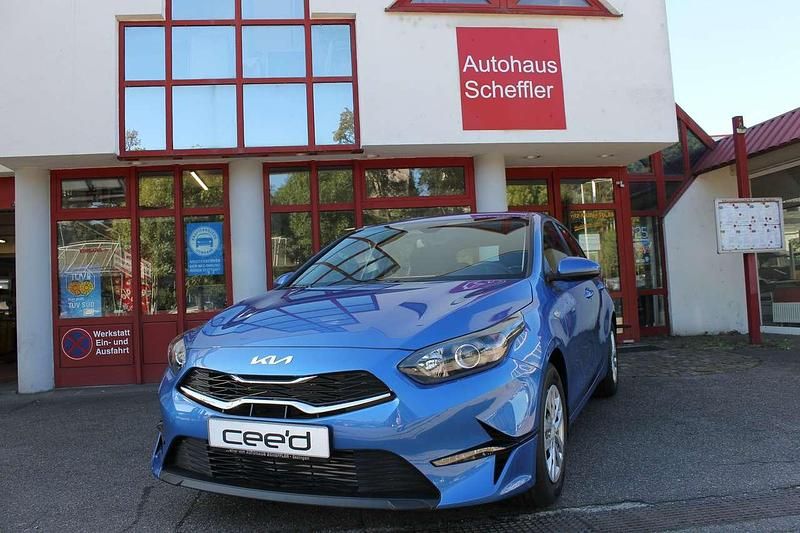 Blue flame metallic Neu 2025 Kia Ceed Kleinwagen | 23.450 € (Fairer Preis) - Bild 1/4