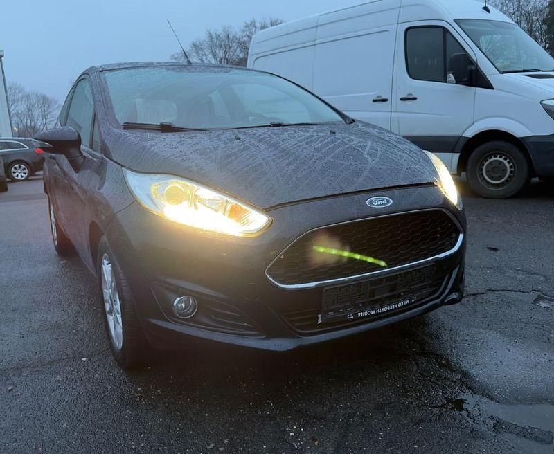 Blau Gebraucht 2017 Ford Fiesta Celebration Kleinwagen | 3.580 € (Etwas zu teuer) - Bild 1/4