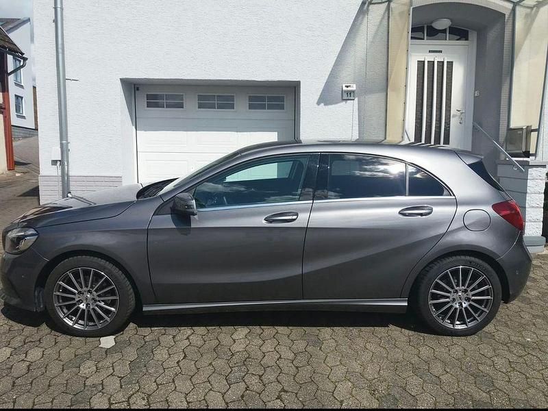 Grau Gebraucht 2016 Mercedes A200 Urban Limousine | 14.500 € (Fairer Preis) - Bild 1/4