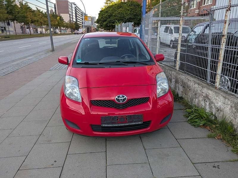 Super red v Gebraucht 2011 Toyota Yaris Cool Kleinwagen | 2.350 € (Guter Preis) - Bild 1/4