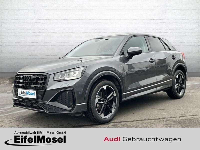 Grau Neu 2025 Audi Q2 S-Line SUV | 33.770 € (Superpreis) - Bild 1/4