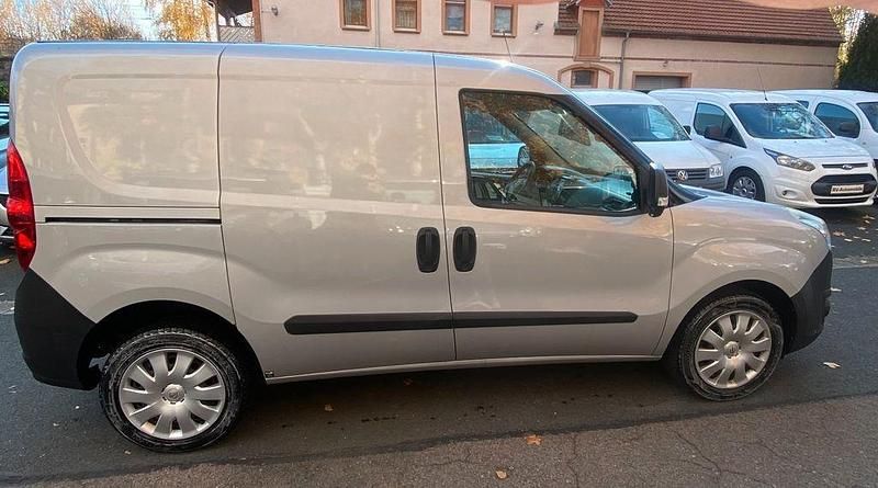 Gebraucht Opel Combo 90 PS (66 kW) 2016 Silber Van / Kleinbus