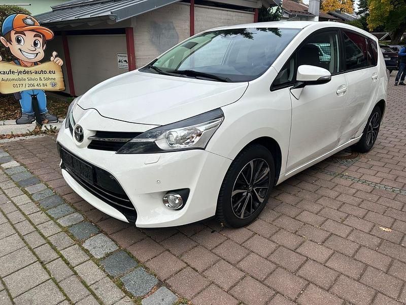 Weiß Gebraucht 2017 Toyota Verso Edition-S Van / Kleinbus | 8.999 € (Superpreis) - Bild 1/4