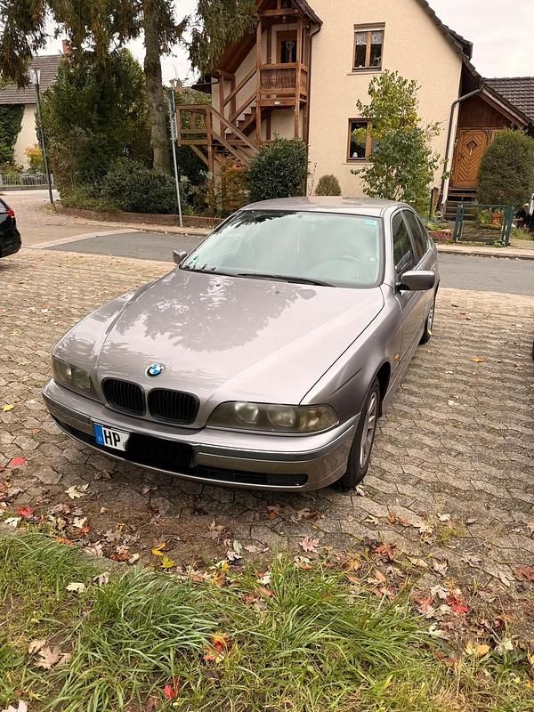 Grau Gebraucht 1995 BMW 520 Limousine | 2.850 € - Bild 1/4