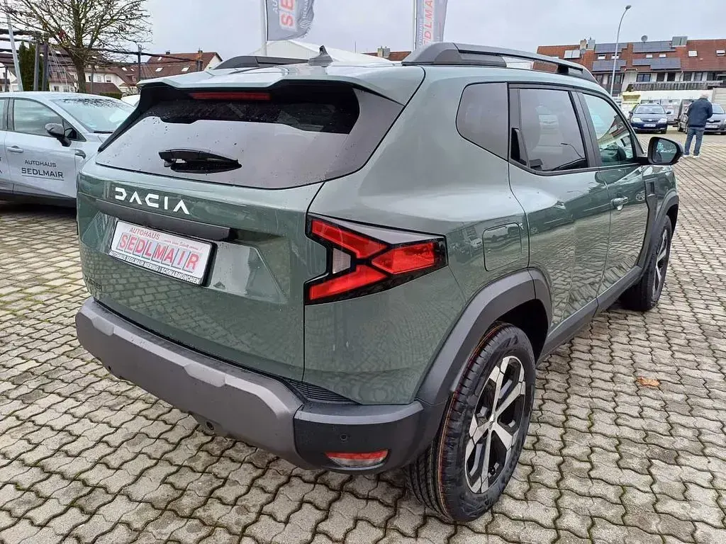 Neu Dacia Duster Journey 101 PS (74 kW) 2025 Zederngrün SUV