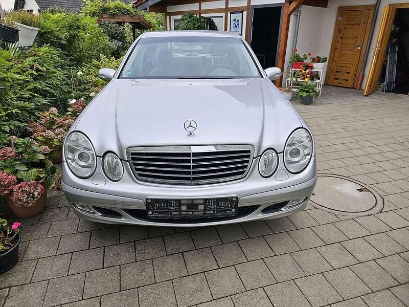 Silber Gebraucht 2002 Mercedes E200 Elegance Limousine | 6.150 € (Teuer) - Bild 1/4