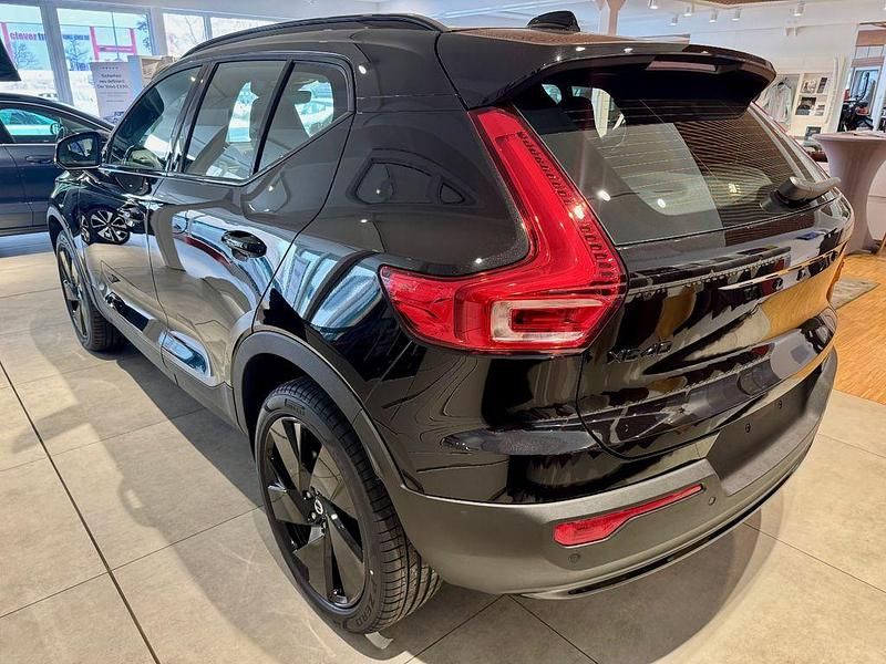 Nowe Volvo XC40 Plus 163 KM (119 kW) 2026 Czarny SUV