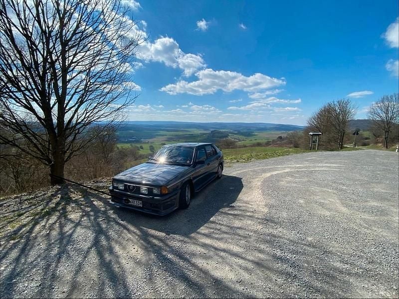 Grau Gebraucht 1984 Alfa Romeo 33 Quadrifoglio Verde Limousine | 14.900 € - Bild 1/4