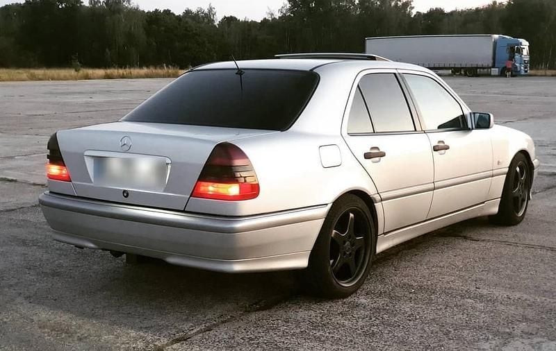 Silber Gebraucht 1997 Mercedes C180 Limousine | 3.700 € (Fairer Preis) - Bild 1/4