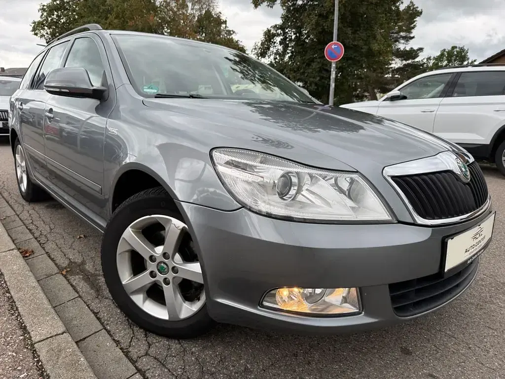 Gebraucht Skoda Octavia Family 105 PS (77 kW) 2012 Grau Kombi