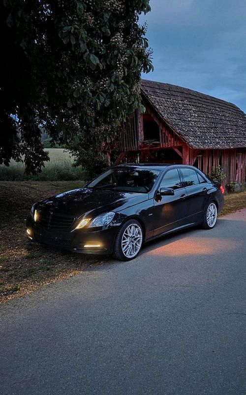 Schwarz Gebraucht 2013 Mercedes E350 Avantgarde Limousine | 13.700 € (Superpreis) - Bild 1/4