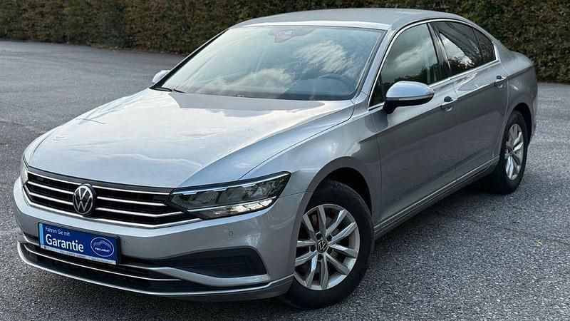 Silber Gebraucht 2021 VW Passat Business Limousine | 17.700 € (Superpreis) - Bild 1/4