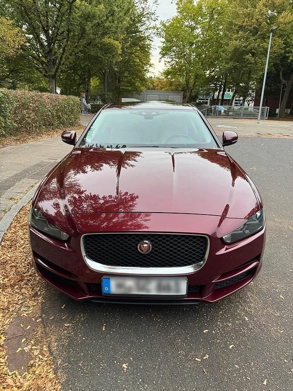 Rot Gebraucht 2015 Jaguar XE Pure Limousine | 10.500 € (Teuer) - Bild 1/4