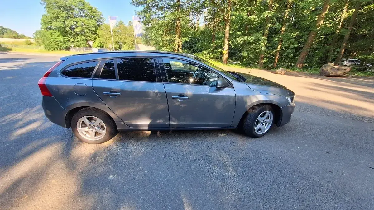 Gebraucht Volvo V60 Business Edition 190 PS (139 kW) 2016 Grau Kombi