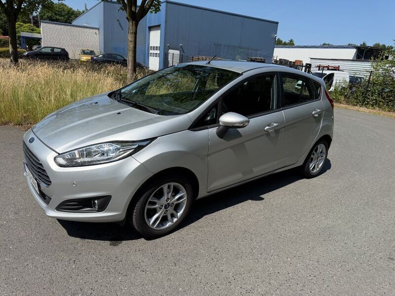 Grau Gebraucht 2015 Ford Fiesta SYNC Edition Kleinwagen | 4.242 € (Guter Preis) - Bild 1/4