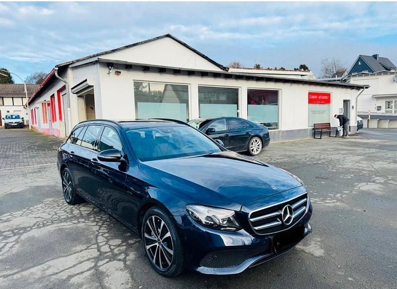 Gebraucht Mercedes E300 306 PS (225 kW) 2019 Blau Kombi