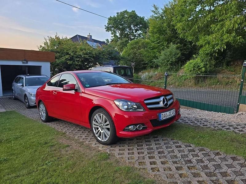 Gebraucht Mercedes C220 170 PS (125 kW) 2012 Rot Coupé