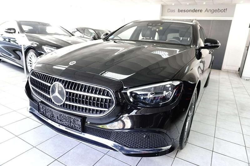 Gebraucht Mercedes E400 Avantgarde 330 PS (242 kW) 2023 Obsidian black Kombi
