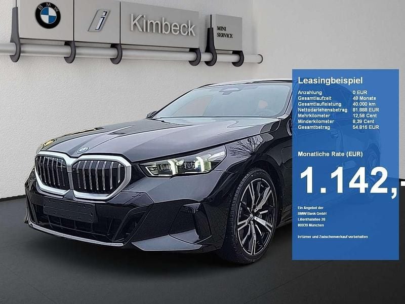 Neu BMW 550e M Sport 489 PS (359 kW) 2025 Saphirschwarz metallic Kombi
