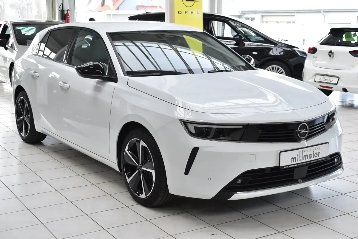 Gebraucht Opel Astra Elegance 131 PS (96 kW) 2024 Weiß arktis weiß Limousine