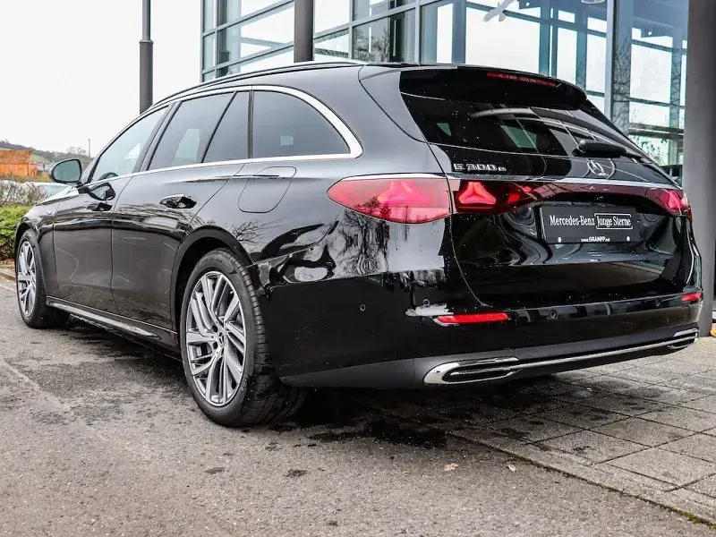 Gebraucht Mercedes E300 Avantgarde 204 PS (150 kW) 2025 Schwarz Kombi