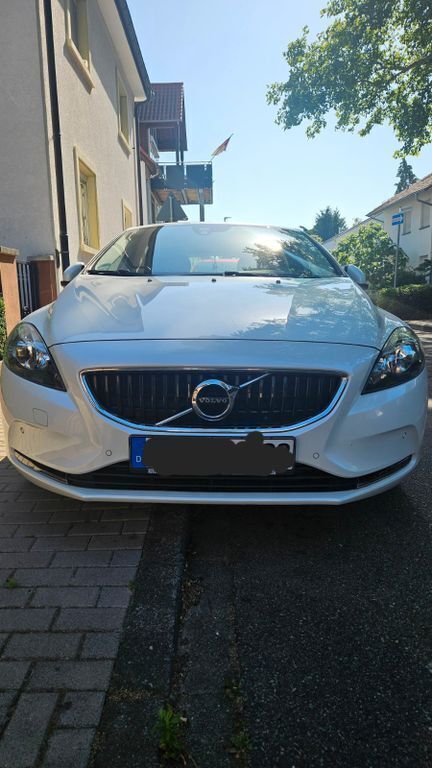 Weiß Gebraucht 2017 Volvo V40 Kombi | 15.441 € (Fairer Preis) - Bild 1/4