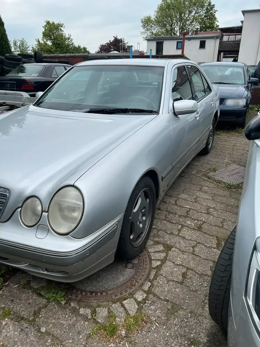 Używany Mercedes E320 197 KM (144 kW) 2000 Srebrny Sedan/Limuzyna