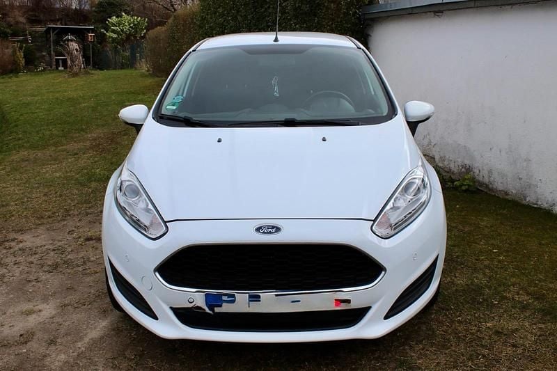 Gebraucht Ford Fiesta 74 PS (54 kW) 2017 Weiß Kleinwagen
