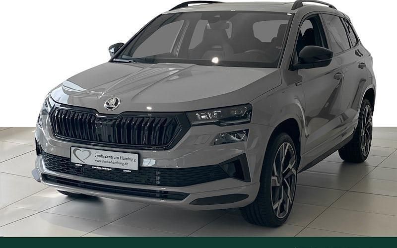 Grau Neu 2025 Skoda Karoq SportLine SUV | 47.862 € - Bild 1/4