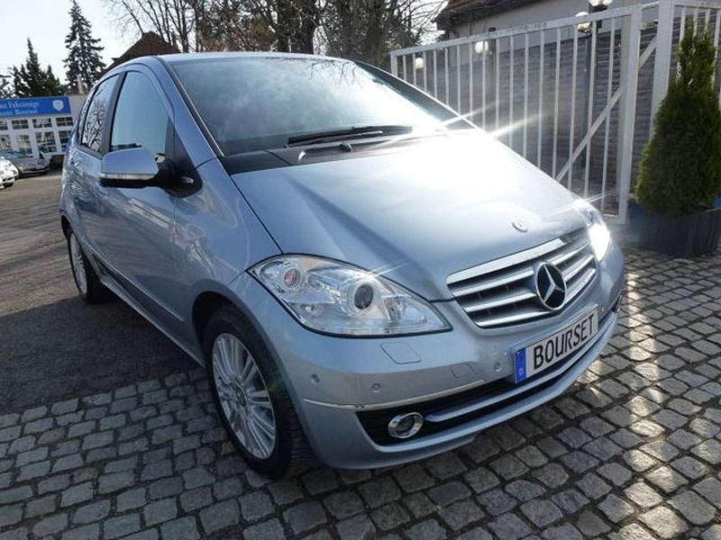 Gebraucht Mercedes A180 Elegance 116 PS (85 kW) 2010 Blau Van / Kleinbus