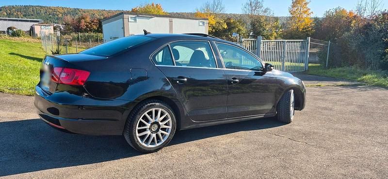 Second-hand VW Jetta 170 CP (125 kW) 2011 Negru Berlinǎ