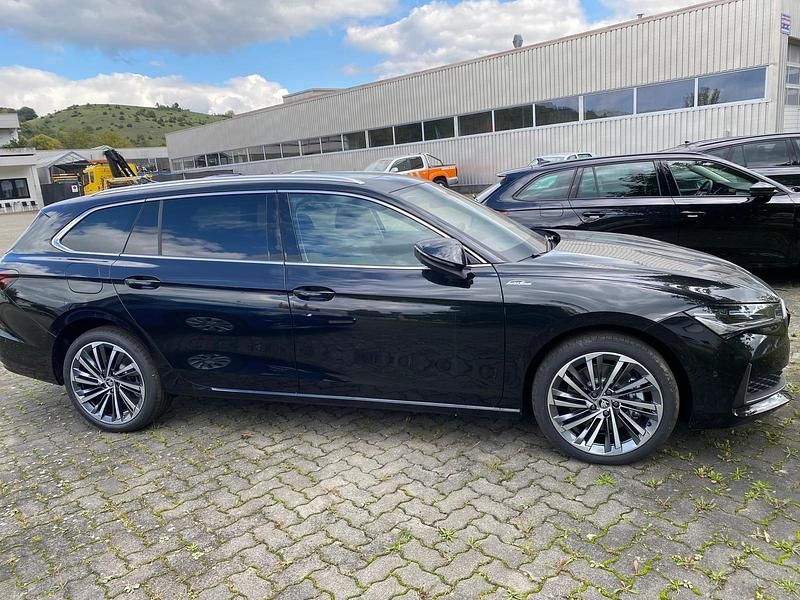 Neu Skoda Superb 193 PS (141 kW) 2025 Ebony schwarz metallic Limousine