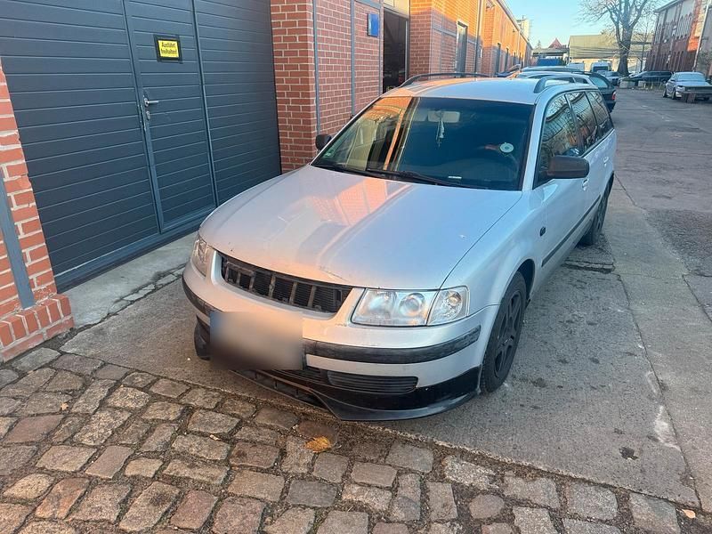 Silber Gebraucht 1999 VW Passat Kombi | 999 € (Guter Preis) - Bild 1/3