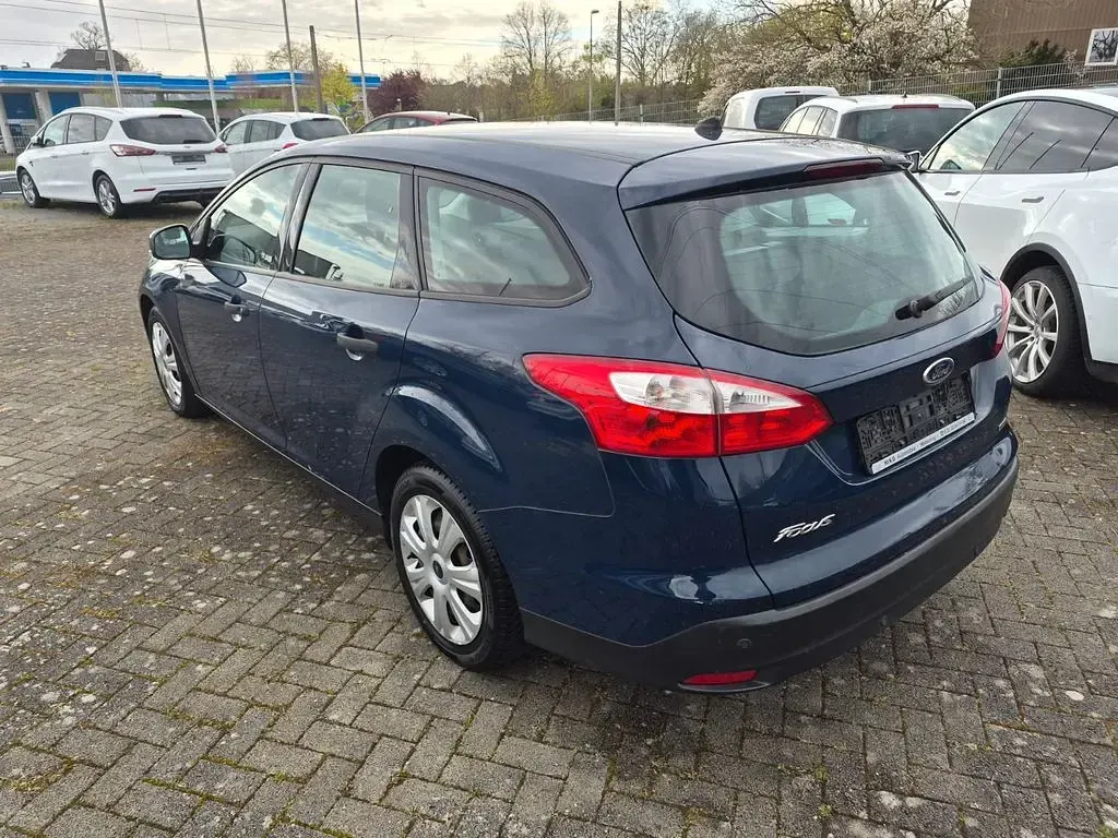 Używany Ford Focus Ambiente 101 KM (74 kW) 2014 Niebieski Sedan/Limuzyna
