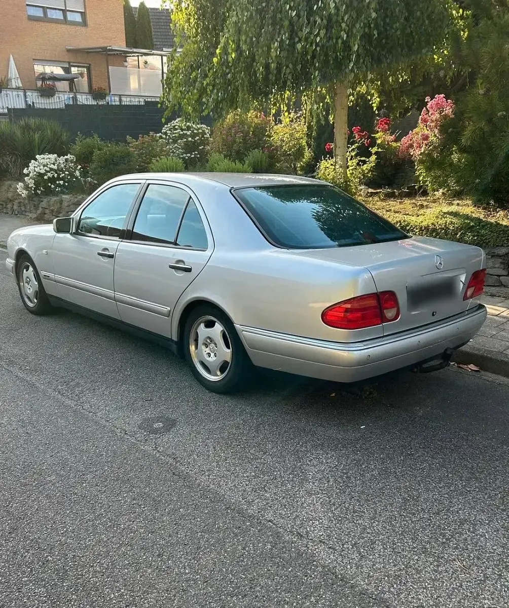 Gebraucht Mercedes E240 170 PS (125 kW) 1998 Silber Limousine