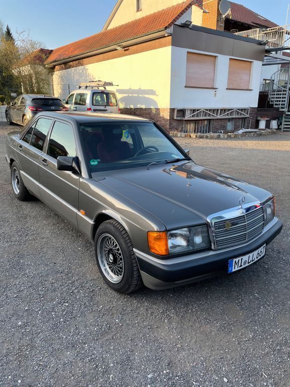 Grau Gebraucht 1991 Mercedes 190 Limousine | 10.500 € - Bild 1/4