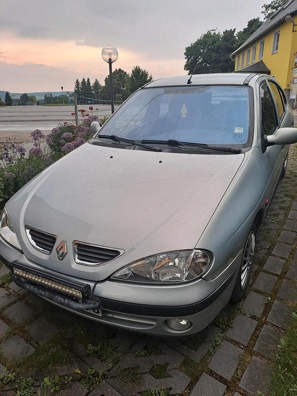 Gebraucht Renault Mégane 94 PS (69 kW) 2001 Silber Kleinwagen